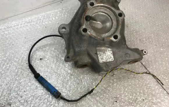 BMW 5 E39 Front wheel hub spindle knuckle 1092854