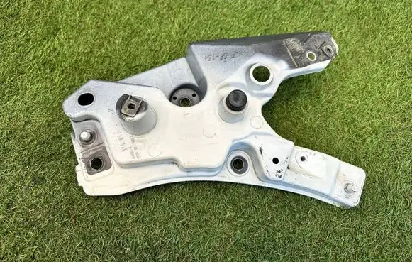 Volvo XC60 Fender mounting bracket 31424578