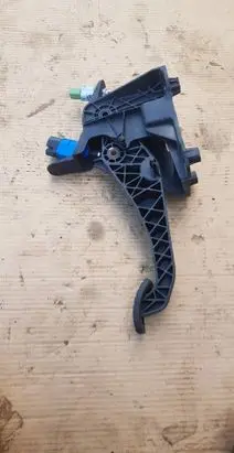 Dacia Sandero II Clutch pedal 465033510R 465038135R