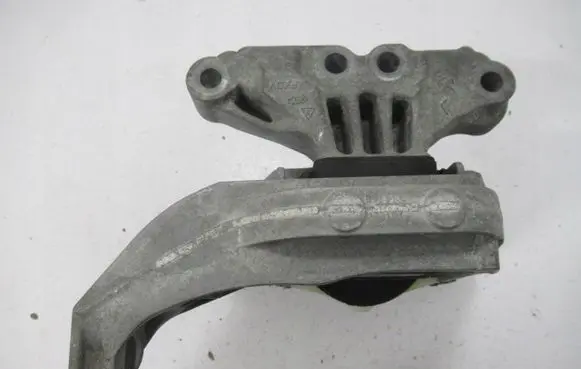 Peugeot 308 Engine mount bracket 4A103720