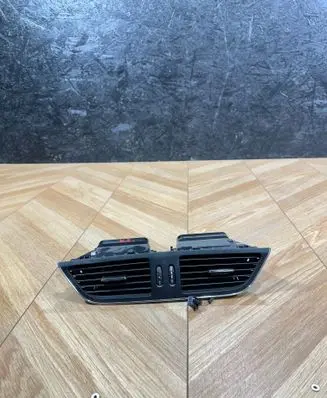 Mercedes-Benz CLS C219 Dash center air vent grill A2198300054