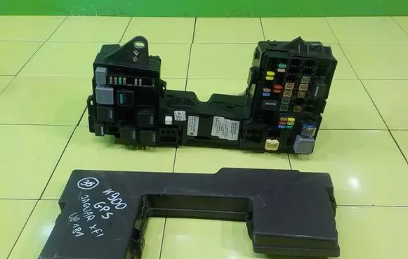 Jaguar XF X250 Fuse box set 5605002800 UP181