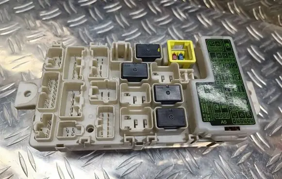 Citroen C-Zero Fuse module 8637A748 G8C930MC2 18637A748