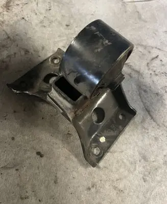 Nissan Primera Engine mount bracket