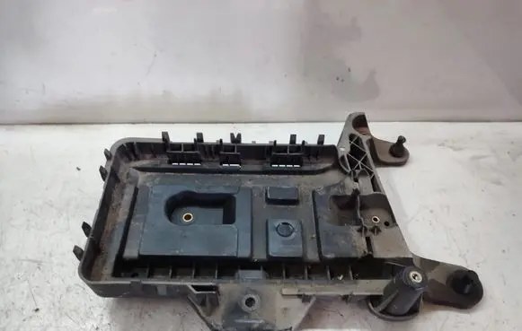Volkswagen Tiguan Battery tray 1K0915333