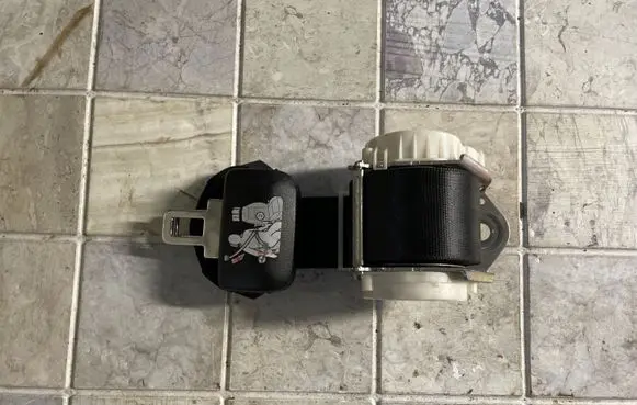 Volkswagen Touran I Third row seat belt 33048192