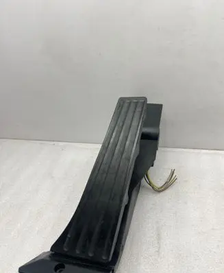 Accelerator throttle pedal