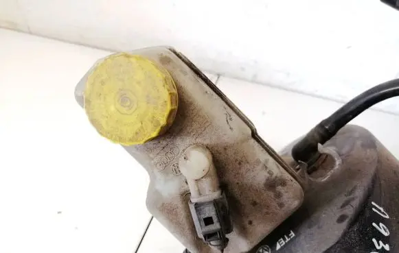 Brake fluid reservoir