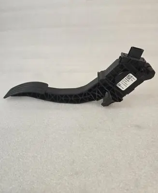 Accelerator throttle pedal