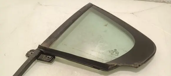 Volkswagen Jetta VI Rear vent window glass E000214