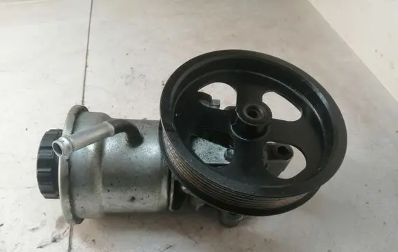 Toyota Avensis T250 Power steering pump 12180