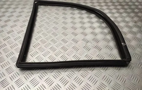 Iveco Daily 6th gen Rubber seal front door window/glass 5801555227