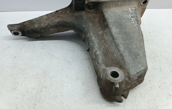 Engine mounting bracket