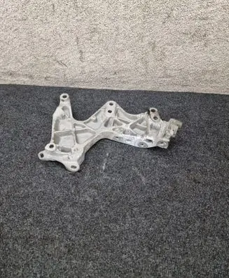 Engine mounting bracket