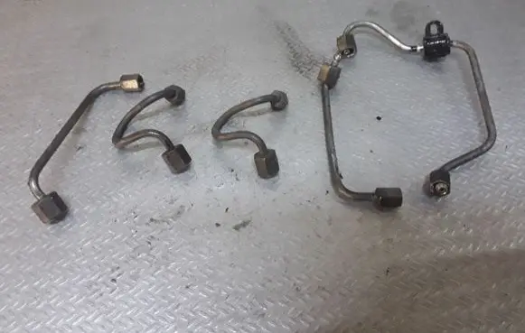 Fuel injector supply line/pipe