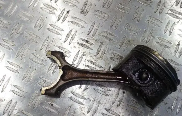 Toyota Corolla E120 E130 Piston with connecting rod