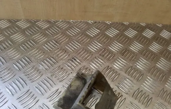 Radiator mount bracket