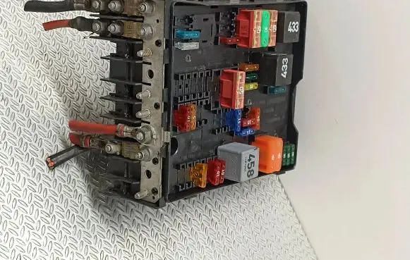 Volkswagen Touran I Fuse module 1394932