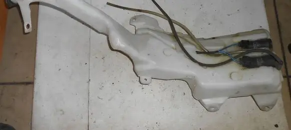 Toyota RAV 4 (XA10) Windshield washer fluid reservoir/tank 060851044