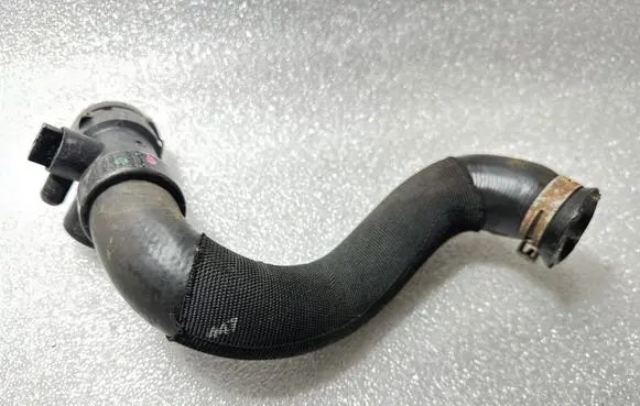 Engine coolant pipe/hose