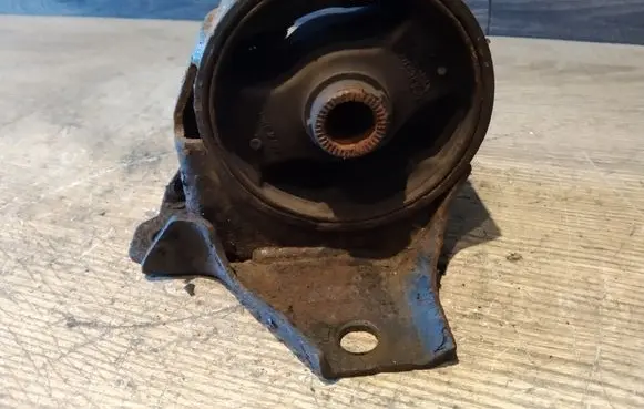 Hyundai Sonata Engine mount bracket