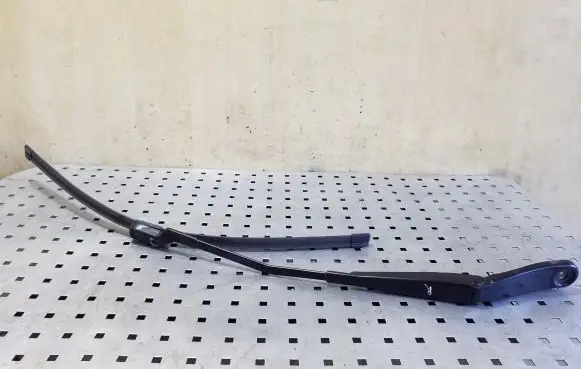 Volvo XC70 Front wiper blade arm 31276004
