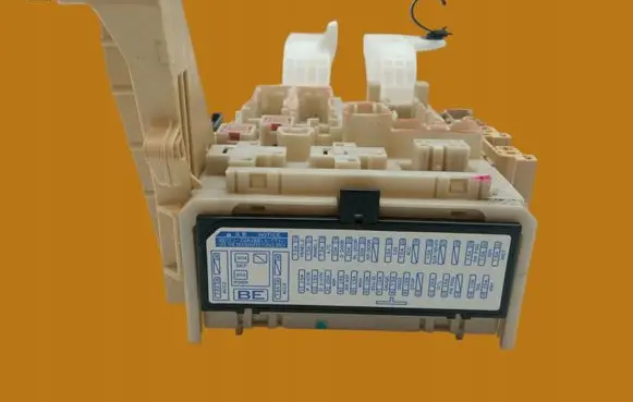 Toyota Yaris Fuse box set 8273052700