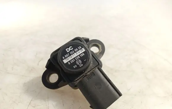 Mercedes-Benz E W212 Air pressure sensor A0071530028