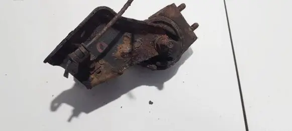 Mazda 323 Engine mount bracket
