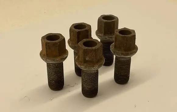 Volkswagen PASSAT B6 Anti-theft wheel nuts and lock 
