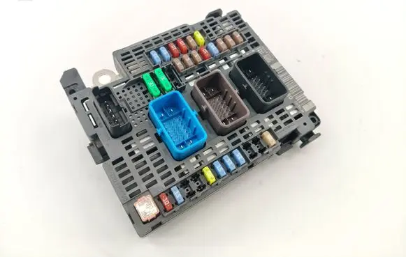 Citroen C4 II Fuse module 9810296480