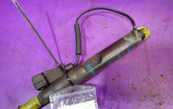 Volkswagen Golf IV Fuel injector 028130201S