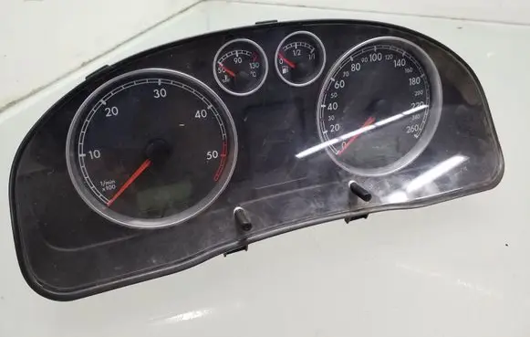 Volkswagen PASSAT B5.5 Speedometer (instrument cluster) 3B0920805A