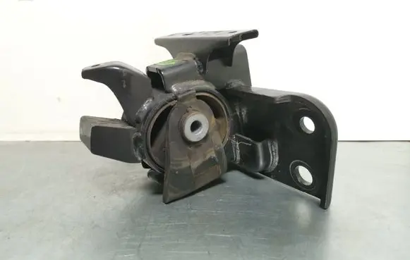 Toyota RAV 4 (XA40) Engine mount bracket