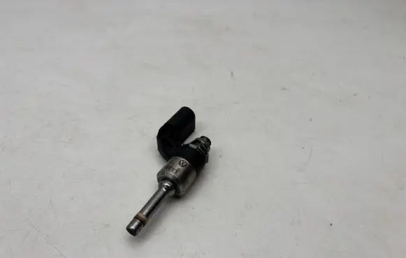Volkswagen Eos Fuel injector 03C906036F