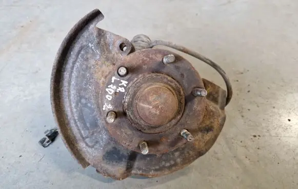 Mitsubishi L200 Front wheel hub spindle knuckle