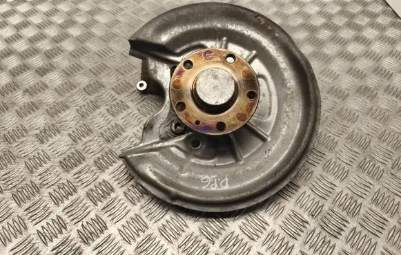 Volkswagen Golf V Rear wheel hub
