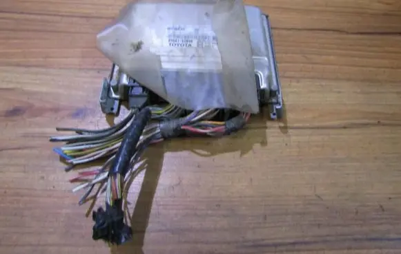 Toyota Yaris Engine control unit/module 0281011126 89661-52890