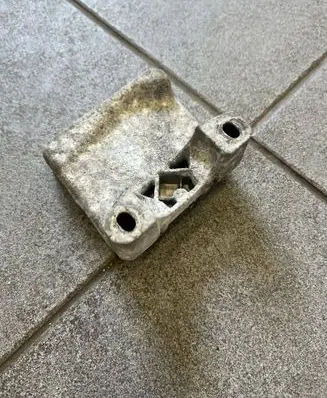 BMW 5 E60 E61 Engine mounting bracket 7010593