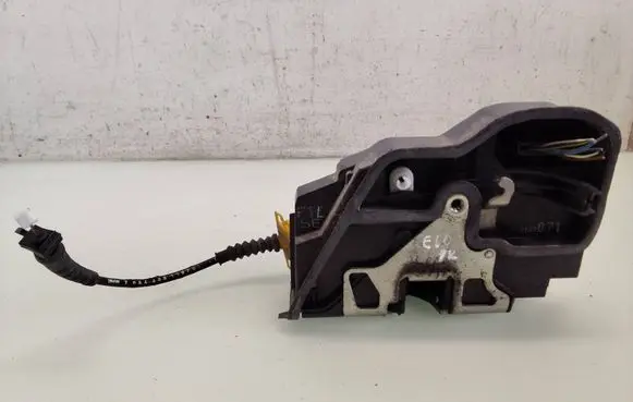 BMW 5 E60 E61 Front door lock 7167071
