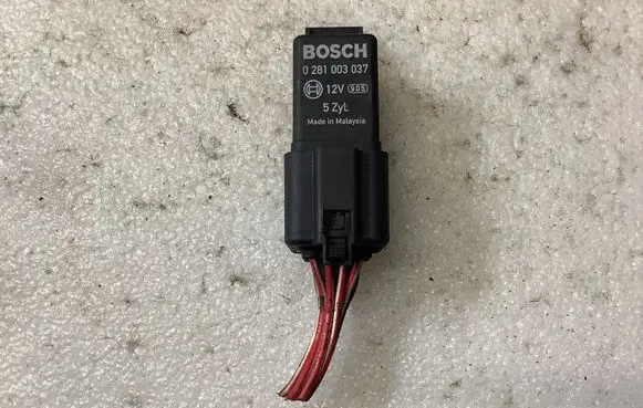Volvo XC90 Glow plug pre-heat relay 0281003037