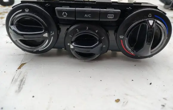 Peugeot 208 I Climate control/heater control trim 