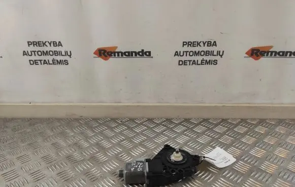 Hyundai ix20 Front door window regulator motor 824601P000