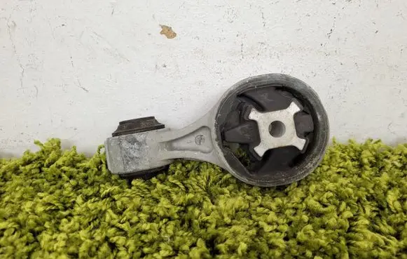 Nissan X-Trail T32 Engine mounting bracket 11350HV90A