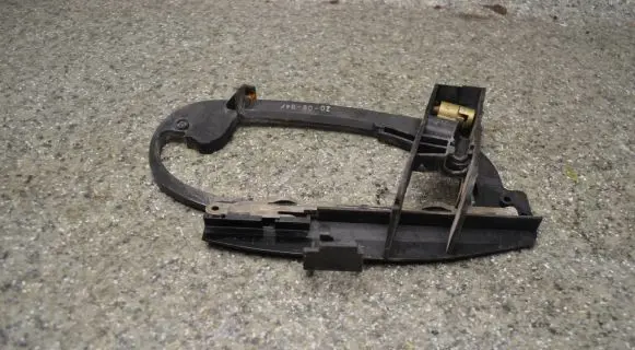 BMW 7 E65 E66 Front door exterior handle/bracket 70137031