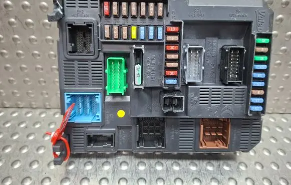 Peugeot 208 I Fuse module S26337150 9678355980
