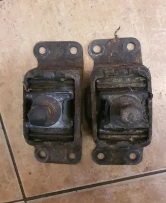 Engine mount bracket