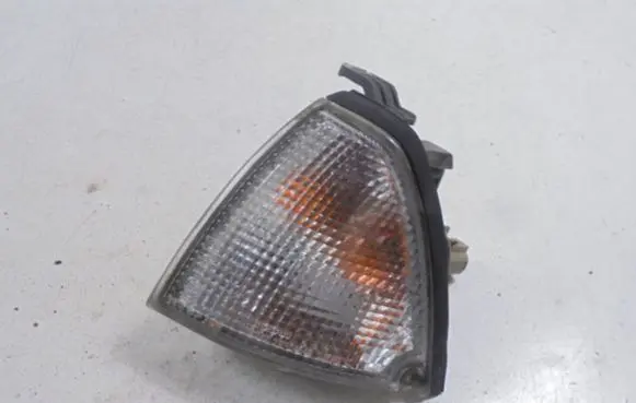 Nissan Primera Front indicator light 21024548