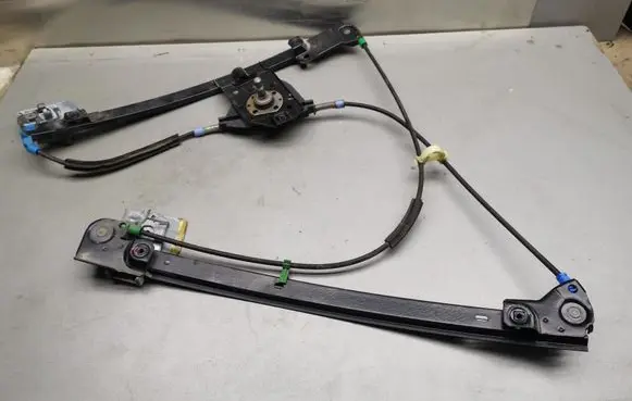 Volkswagen Golf III Front door manual window regulator 1H0837402