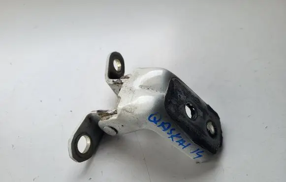 Nissan Qashqai Front door upper hinge